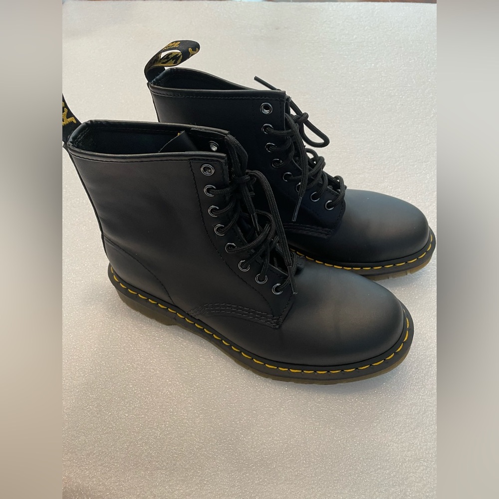 Dr. Martens Women’s Sz Women's 6  1460 8 Eye  Leather Combat Boot $170 - Picture 9 of 14